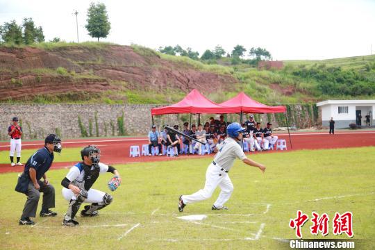圖為彰化教師聯(lián)隊與彰化藝術(shù)高中隊舉行棒球表演賽!↑S水林 攝