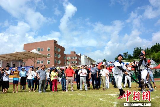 圖為棒球比賽現場(chǎng)!埥鸫 攝