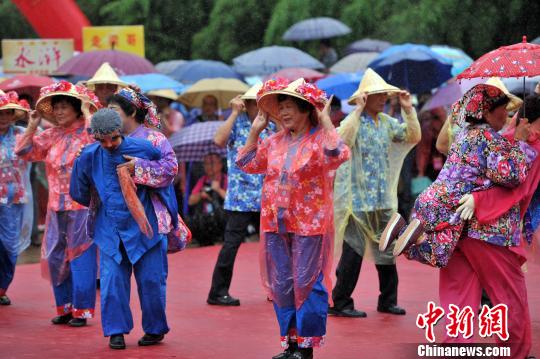 海峽客家風(fēng)情節開(kāi)幕兩岸民俗風(fēng)情在土樓前上演