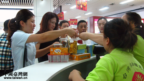 前來(lái)購買(mǎi)臺灣特產(chǎn)的人們 前來(lái)購買(mǎi)臺灣特產(chǎn)的人們