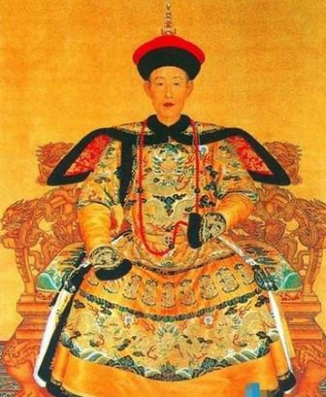 男子自稱(chēng)是乾隆皇帝,持菜刀毆打妻子,被逮還嗆檢方 男子自稱(chēng)是乾隆皇帝,持菜刀毆打妻子,被逮還嗆檢方