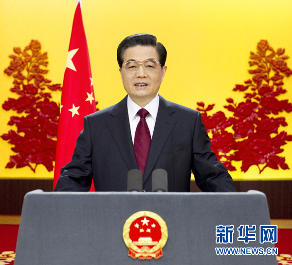 新年前夕,國家主席胡錦濤通過(guò)中國國際廣播電臺、中央人民廣播電臺、中央電視臺,發(fā)表題為《共同增進(jìn)各國人民福祉》的新年賀詞。
攝影:新華社記者蘭紅光